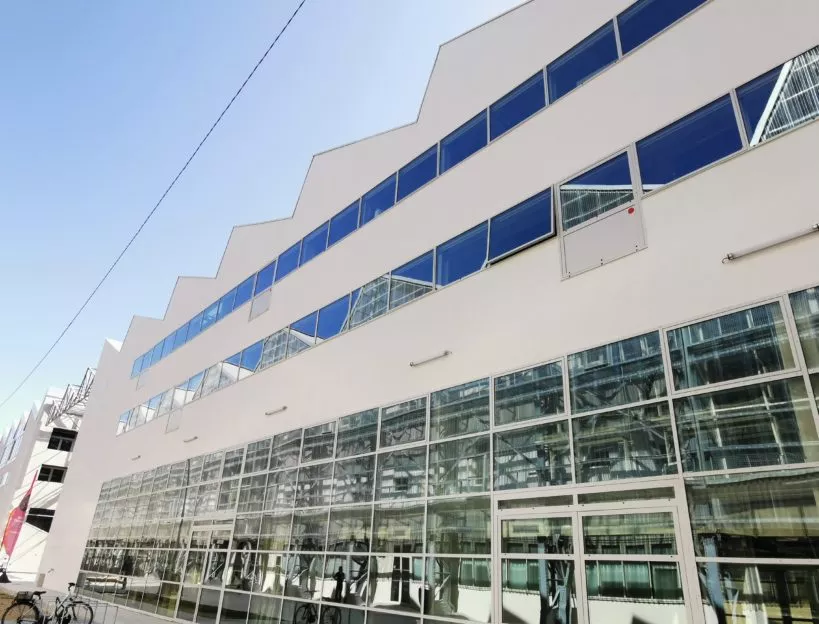 Fenêtres et mur rideaux acier pour le Pôle universitaire numérique Nantes - Renouard